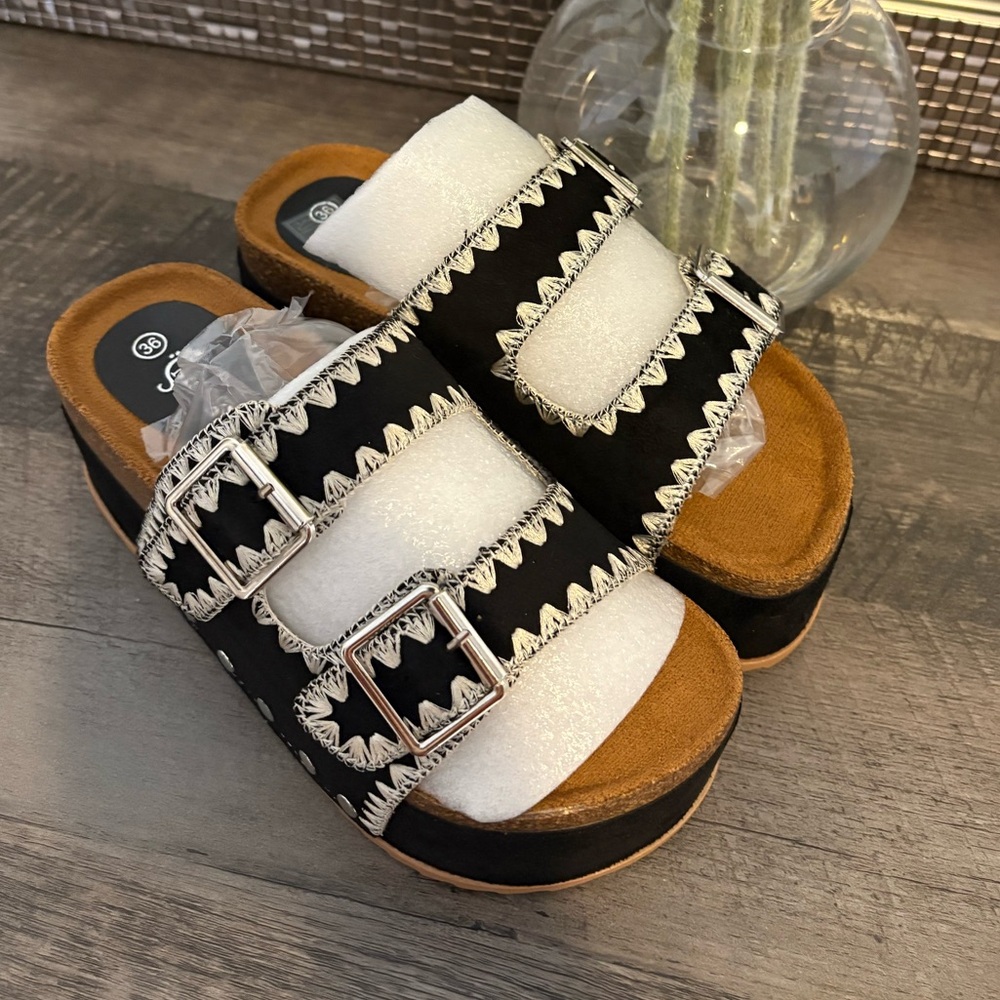 *** NOT FOR SALE *** Stylish Black and White Women's Sandals
